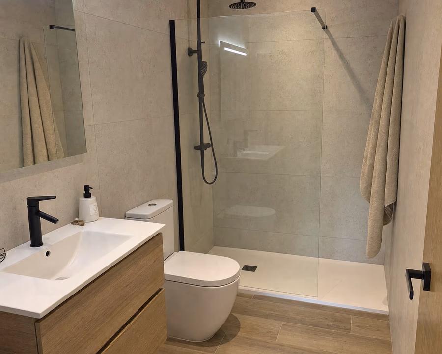Ducha revestida con azulejo blanco
