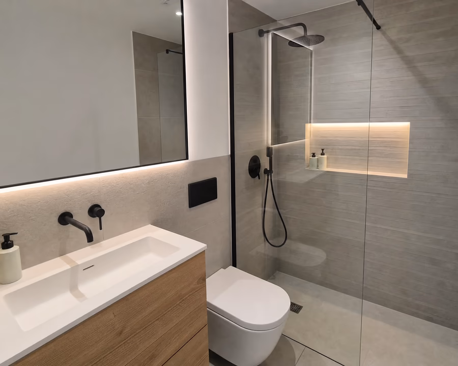 Mueble de baño suspendido en madera