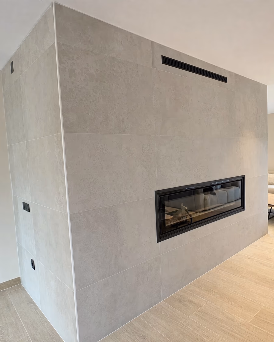 Salón reformado con estantería de madera