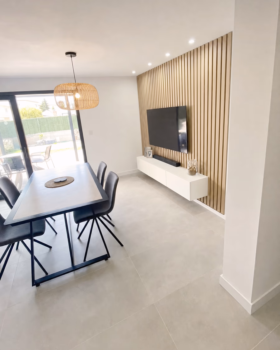 Cocina lineal reformada con acabados de madera